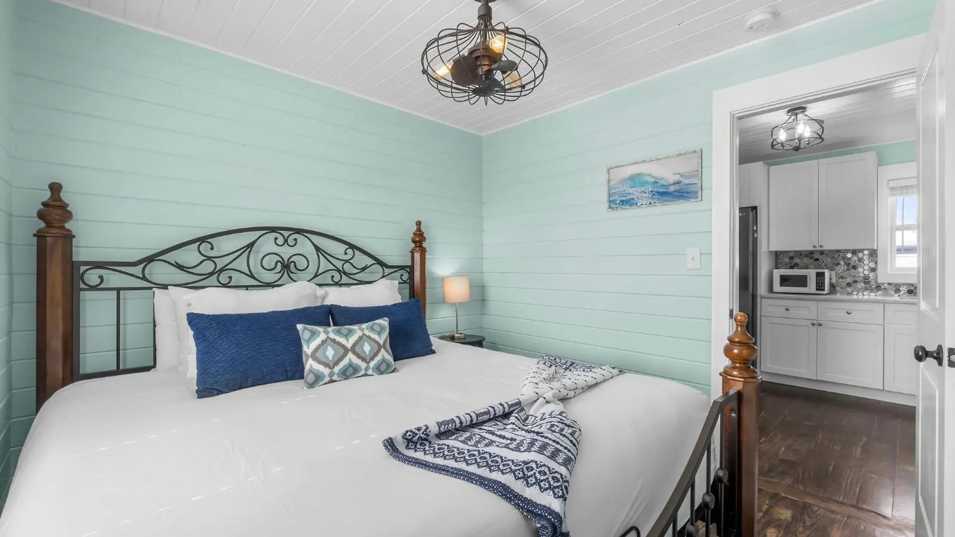Two Bedroom Beach House With Private Parking, Outdoor Shower And More Panama City Beach Holiday home